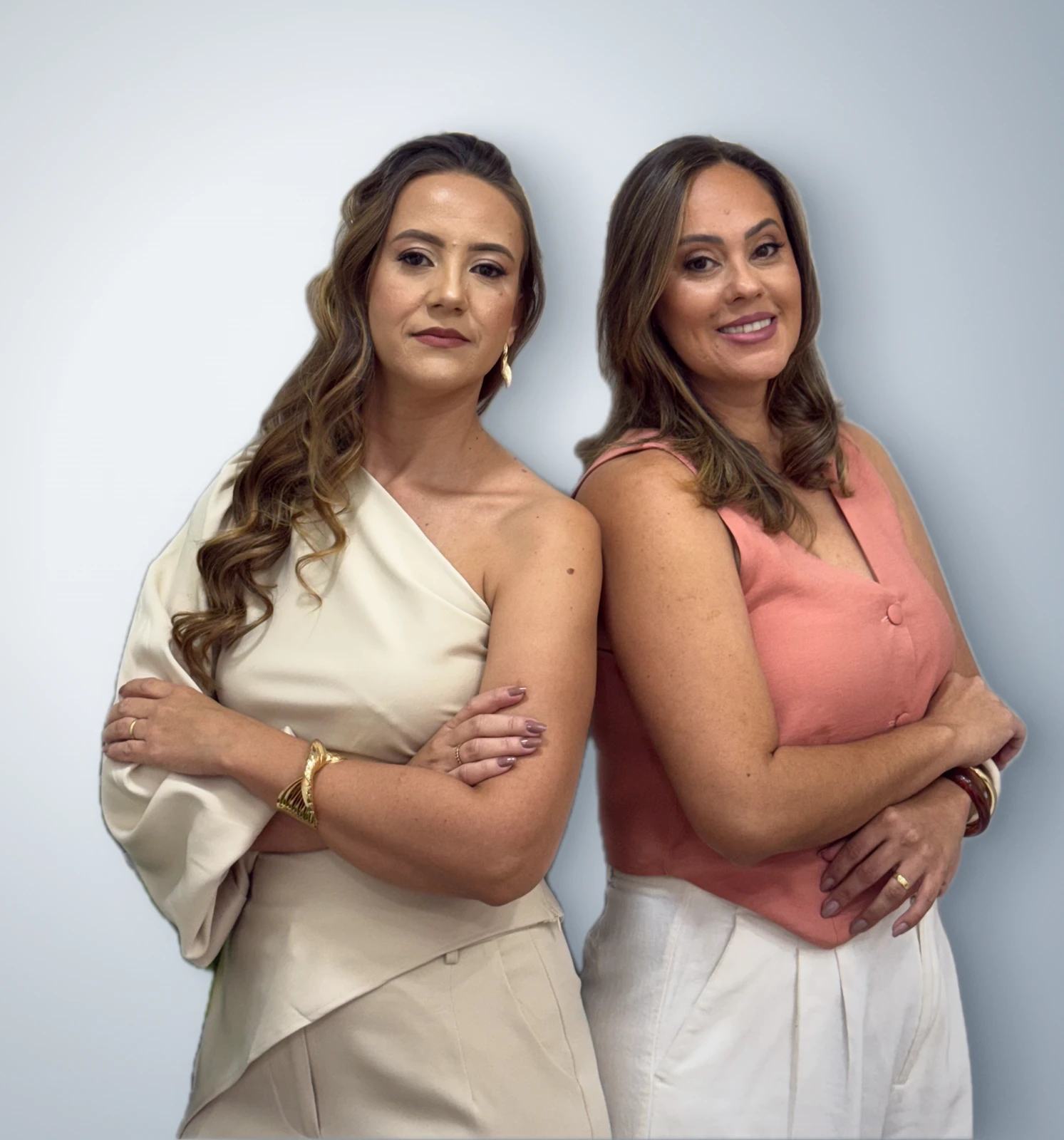 As arquitetas Luana Solimar, à esquerda, e Danielhe Delmaschio, à direita, juntas em estúdio